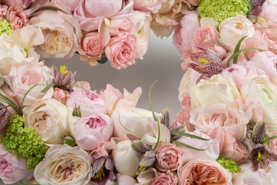 Roze Rozen in rouwhart Zacht. Open bloemenhart voor een afscheid.