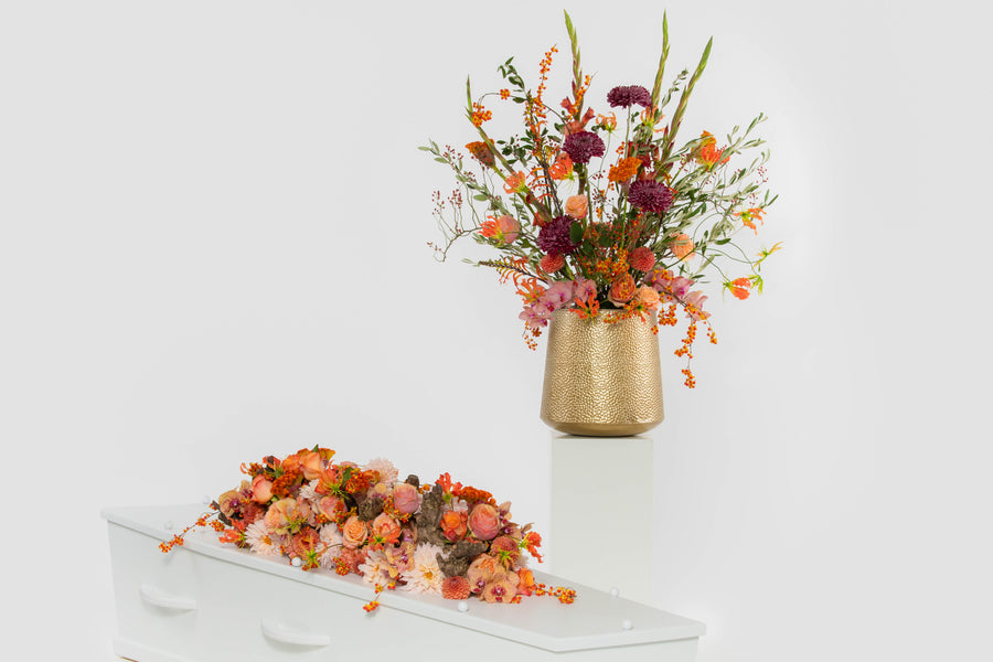 Opstelling rouwbloemen in het seizoen herfst. Kiststuk met bijpassende vaas.