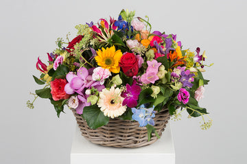 Kleurrijke bloemenmand voor een begrafenis of crematie.