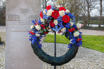 Herdenkingskrans in kleuren van Nederland. Symbool voor bevrijdingsdag.