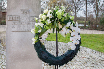 Herdenkingskrans met diverse bloemen. Handgebonden krans voor een herdenking.