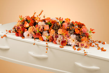 Kistbedekking met Bessen en bloemen van het seizoen herfst.