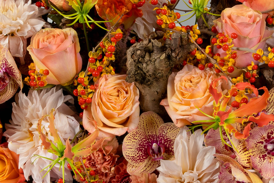 Kistbedekking Gehecht bevat bloemen in warme herfstkleuren.