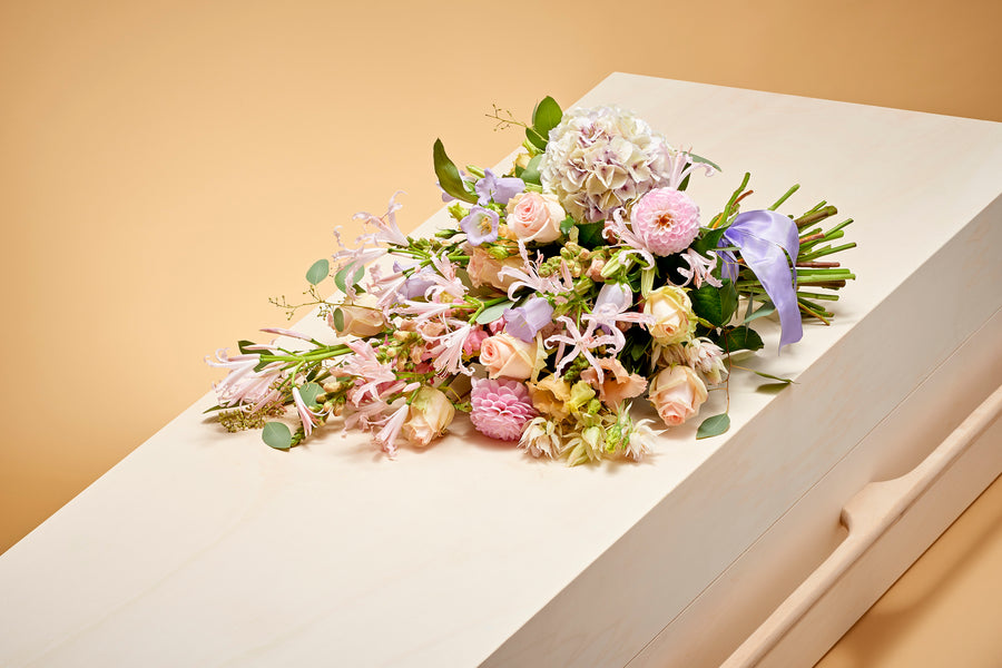 Romantisch rouwboeket voor een begrafenis of crematie.