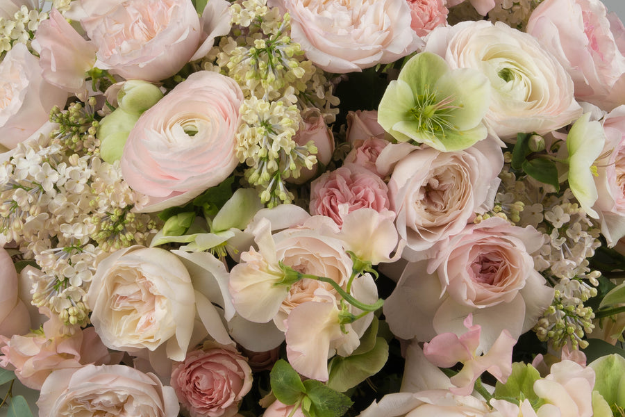 Prachtige bloemen voor een uitvaart. Biedermeier Liefdevol bevat Ranonkels, Rozen en meer.