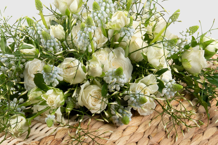 Fijne witte bloemetjes voor het afscheid van een klein kind.