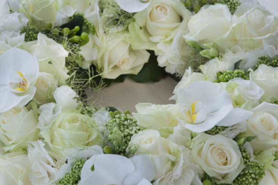 Rouwkrans Gemis bevat een elegante combinatie aan bloemen.