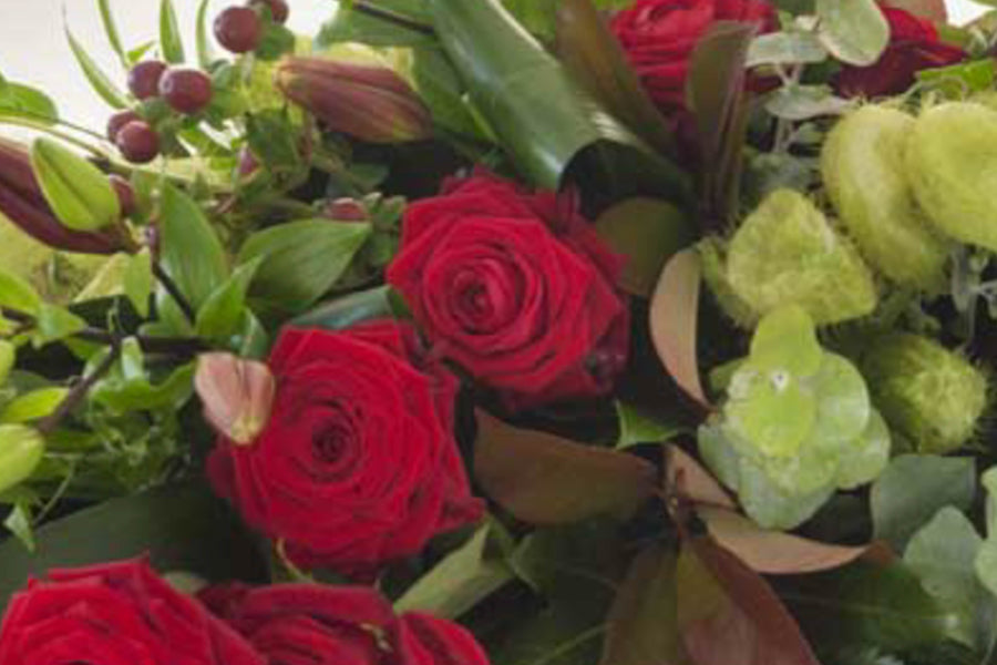 Rouwstuk Fluweel bestaat uit rozen en lelies.