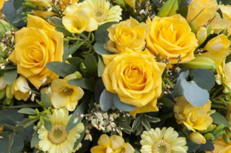 Gele bloemen maken dit rouwstuk geschikt voor een Chinese uitvaart.