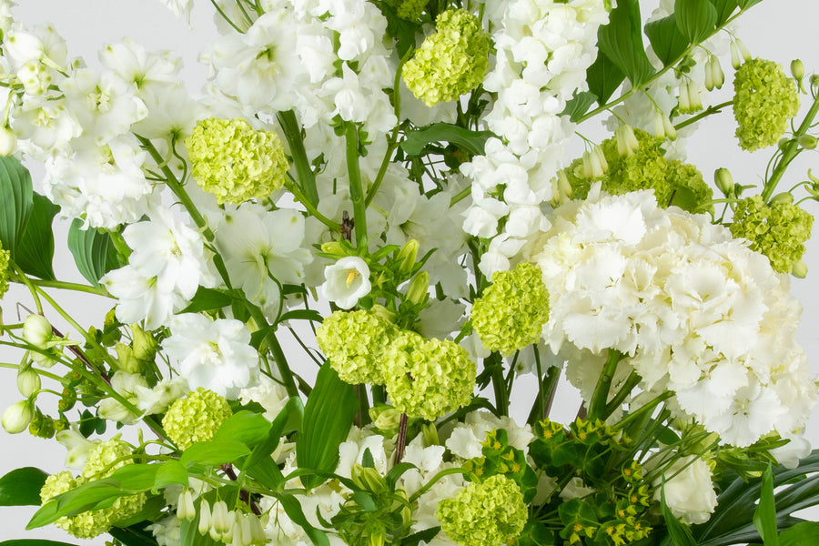 Witte bloemen in vaasarrangement Afscheid.