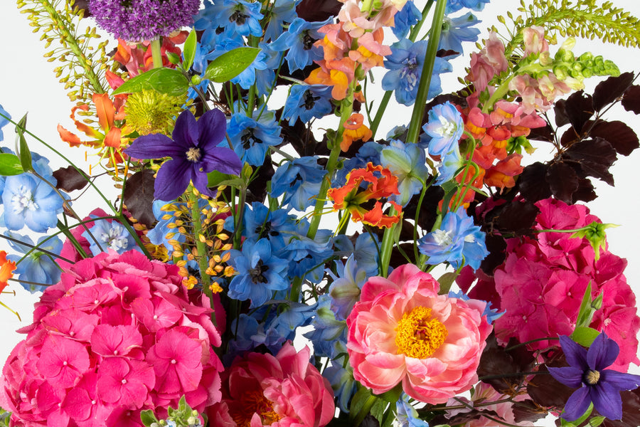 Kleurrijke vaas bloemen voor een begrafenis of crematie.