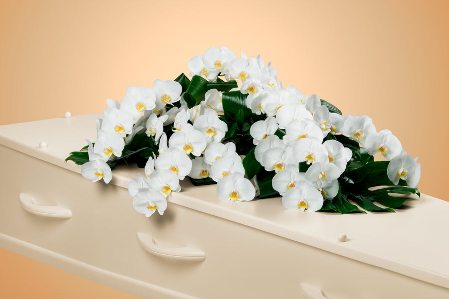 Kistbedekking Dankbaar, luxe bloemstuk met Orchidee voor op een kist